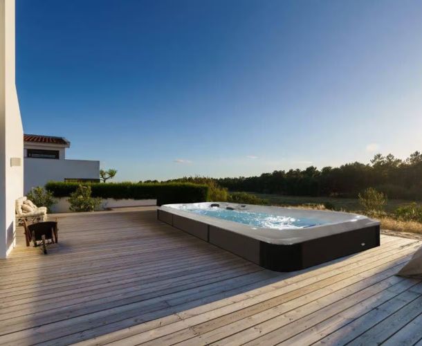 Spa de nage Jacuzzi® J-19 – Le confort d’un grand bassin, la puissance d’un entraînement sur mesure