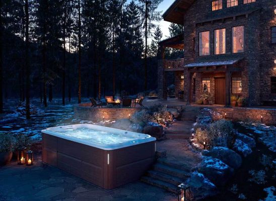 Spa de nage Jacuzzi® J-16 – Entraînement, détente et technologies avancées dans un format généreux