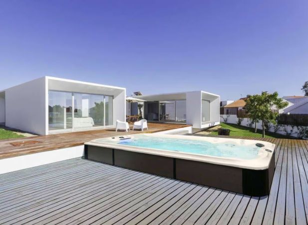 Spa de nage Jacuzzi® J-16 – Entraînement, détente et technologies avancées dans un format généreux