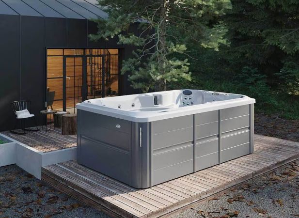 Spa de nage Jacuzzi® J-13 – Compact, polyvalent et idéal pour toute la famille