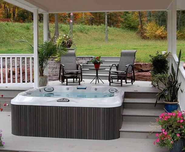 Spa J-365™ – Spa 6 places avec 48 jets PowerPro®, cascade et dôme plantaire