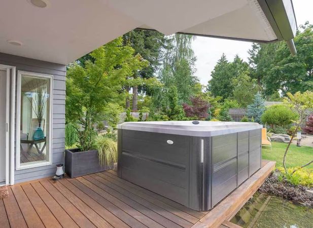 Spa de nage Jacuzzi® J-13 – Compact, polyvalent et idéal pour toute la famille