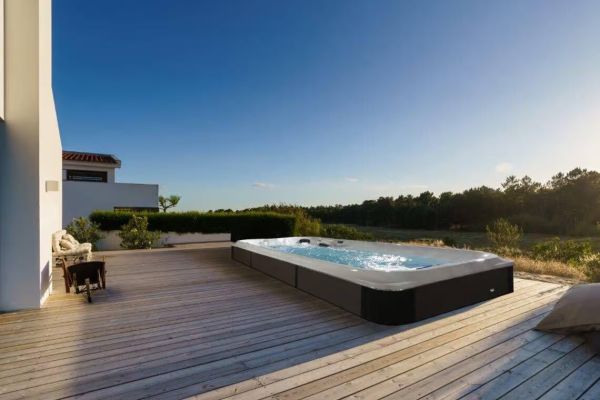Spa de nage Jacuzzi® J-19 – Le confort d’un grand bassin, la puissance d’un entraînement sur mesure