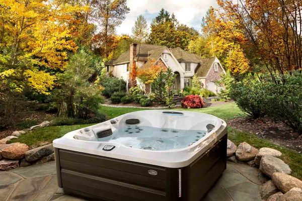 Spa J-485™ – Spa 6 places avec cascade centrale, sièges thérapeutiques et ProTouch™