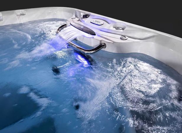 Spa de nage Jacuzzi® J-14 – Entraînement performant et détente immersive en format compact