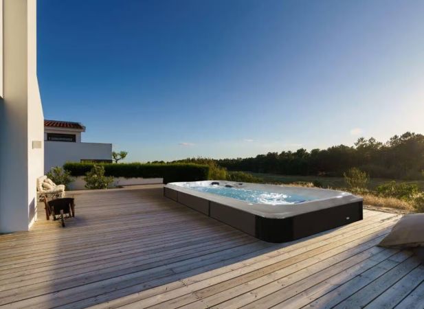 Spa de nage Jacuzzi® J-19 – Le confort d’un grand bassin, la puissance d’un entraînement sur mesure