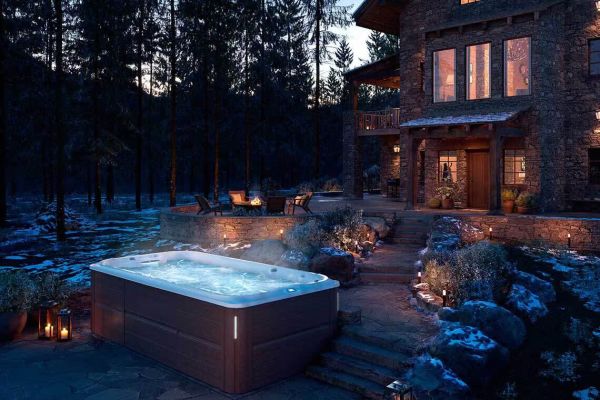 Spa de nage Jacuzzi® J-16 – Entraînement, détente et technologies avancées dans un format généreux