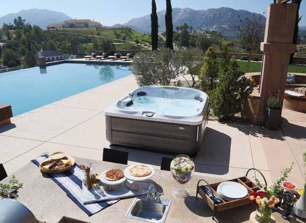 Spa J-485™ – Spa 6 places avec cascade centrale, sièges thérapeutiques et ProTouch™