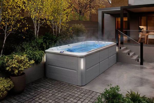 Spa de nage Jacuzzi® J-14 – Entraînement performant et détente immersive en format compact