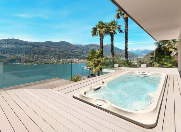 Spa de nage Jacuzzi® J-16 – Entraînement, détente et technologies avancées dans un format généreux