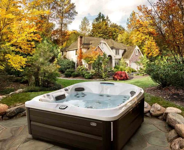 Spa J-485™ – Spa 6 places avec cascade centrale, sièges thérapeutiques et ProTouch™